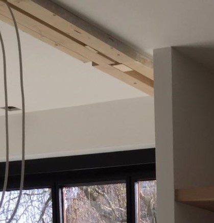 ellen-herber-interieurvormgeving-verbouwing-constructie-namaak-balk-met -verlichting