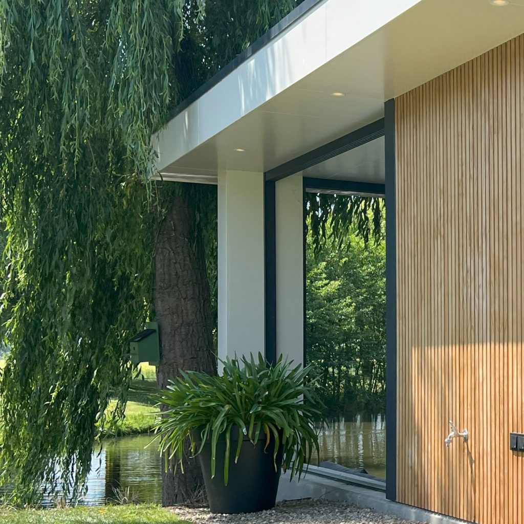 Ellen_Herber_interieurvormgeving_tuinkamer_villa_detail_overstek_spots_buitenverlichting