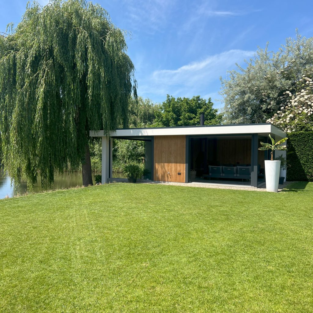 Ellen_Herber_interieurvormgeving_tuinkamer_villa_tuin_ overzicht_gras
