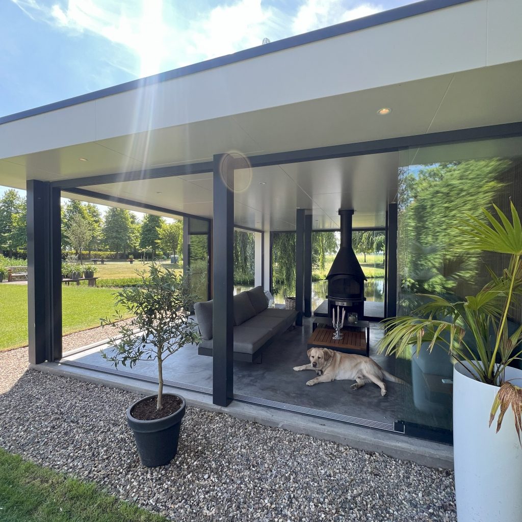 Ellen_Herber_interieurvormgeving_tuinkamer_villa_verkoeling_gevlinderd_beton